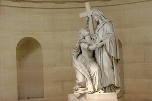 Marie-Antoinette (1755-93) tenue par la Religion, 1825 (marbre)