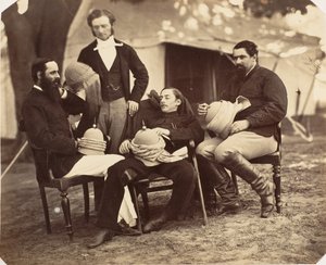[Portrait de groupe au camp du gouverneur général, de gauche à droite : Maj Jones, M. Walters, Le Gouverneur] - Jean Baptiste Oscar Mallitte