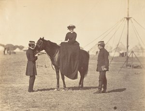 [Lady Canning sur son Arabe noir et Lord Clyde, commandant en chef], 1858-61