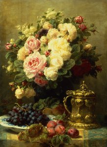 Un vase de roses et une chope sur une table