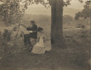Femme cousant, homme peignant, 1900 (photo)