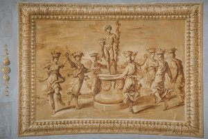 Faux relief doré, avec Bacchus placé sur un piédestal circulaire décoré de festons et de bucranes, entouré de canéphores dansantes