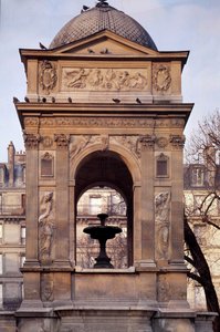 Architecture : vue de la fontaine des Innocents. Conçue par les architectes Jean Goujon, Augustin Pajou et Pierre Lescot. 1546-1549. Place Joachim du Bellay, Paris - Jean and Lescot Pierre Goujon