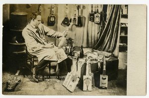 Grandes taches de couleur sur une boîte en bois et Bobby Edwards dans son grenier sous les étoiles créant des ukulélés, Greenwich Village, New York, USA, vers 1905-20 - Jessie Tarbox Beals