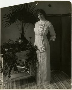 Tissu turc gris avec broderie noire et blanche, Lord & Taylor, vers 1905-18
