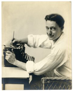 Henry Oyen à la machine à écrire, vers 1905-21 - Jessie Tarbox Beals