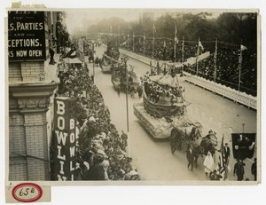Parade historique, Central Park West Half Moon Float No 12 - Jessie Tarbox Beals