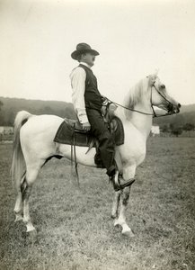 Homer Davenport sur son cheval arabe, c.1905-12 - Jessie Tarbox Beals