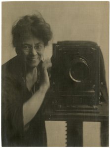 Jessie Tarbox Beals, autoportrait avec appareil photo, c.1918-20