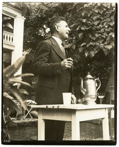 John W. Mitchell célèbre commissaire-priseur, Vente aux enchères à la campagne à Greenwich, Conn ou Weston, Conn - Jessie Tarbox Beals