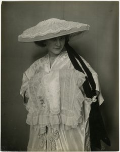 Jumble Bros ?, chapeau de lingerie et manchon, vers 1905-11
