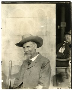 Homme avec chapeau, médaille, c.1905-40