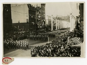 Parade militaire à la Cour d