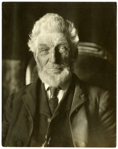 M. Messenger, apiculteur, vers 1905-09