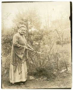 Mme Alzirc Hewitt Wade - 88 ans - dans le jardin à Ossining, NY, vers 1905-28 - Jessie Tarbox Beals