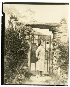 Mme Ernest Thompson Seton de Greenwich Conn, Présidente nationale de la Ligue des femmes de lettres américaines qui part en expédition sur le terrain pour explorer les parties supérieures de l
