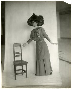 "Veuillez vous asseoir" Position correcte des jambes, du corps, des bras et des mains, vers 1905-18 - Jessie Tarbox Beals