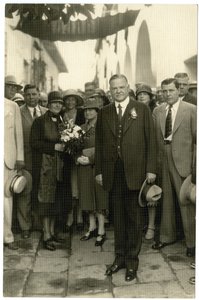 Président Hoover - Mme Hoover tenant un bouquet, vers 1928-32 - Jessie Tarbox Beals