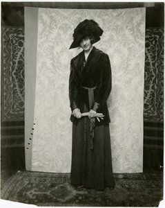 Costume en velours rouge avec jupe plissée, Arnold & Constable, vers 1905-18 - Jessie Tarbox Beals