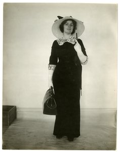 Bonne façon de porter un sac et un parapluie, vers 1905-18 - Jessie Tarbox Beals