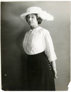 Blouse en soie et chapeau blanc, McCreery