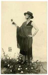 Femme tenant une fleur, vers 1905-40 - Jessie Tarbox Beals