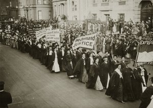 Femmes en tenue académique défilant dans une parade de suffrage à New York, 1910