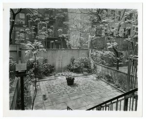 patio arrière avec nichoir, New York, USA, vers 1905-40