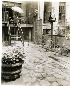 Patio arrière avec nichoir, New York, USA, vers 1905-40 - Jessie Tarbox Beals