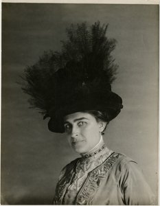 gros plan sur un chapeau à plumes, c.1905-18 - Jessie Tarbox Beals