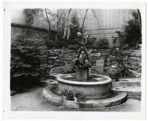 fontaine de jardin, vers 1905-40 (photo gélatino-argentique)