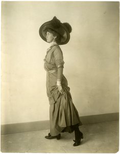 modèle avec chapeau à plumes, vers 1905-18 - Jessie Tarbox Beals