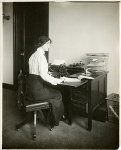 modèle avec machine à écrire, vers 1905-18
