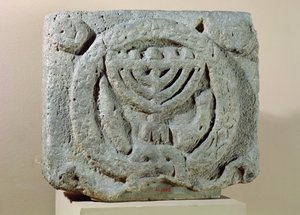Relief représentant une ménorah, d