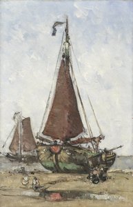 Bateau de pêche à proue bluffée sur la plage