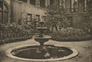 Ancien mûrier et fontaine dans le jardin de Drapers Hall, vers 1935