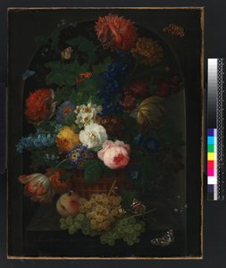 Un panier de fleurs avec des fruits