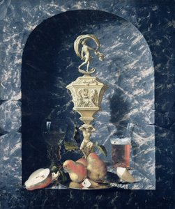 Nature morte avec gobelet décoré, fruits et verres dans une alcôve en pierre