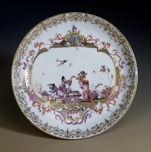 Art allemand : Porcelaine de Meissen. Chinoiserie représentant des personnages asiatiques buvant du thé. Soucoupe décorée par Johann Gregor Hoeroldt (ou Herold 1696-1775), vers 1730. Paris, Arts décoratifs