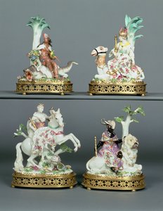 Quatre groupes de Meissen représentant les quatre continents montés avec du bronze doré Louis XVI, modelés par Johann Joachim Kandler, milieu du 18ème siècle