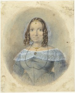 Femme en robe bleue avec un col en dentelle