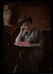 Femme derrière une table de lecture - Johannes Hendrikus Antonius Maria Lutz