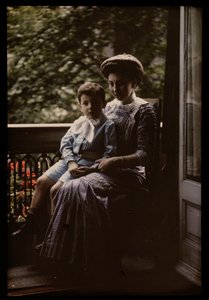 Femme avec enfant sur les genoux