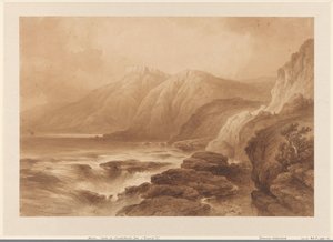 Vue sur une côte rocheuse élevée, avec une forteresse sur l