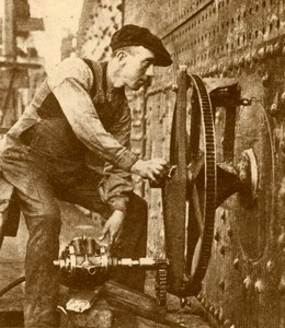 Un riveteur pneumatique découpant des hublots dans le côté d