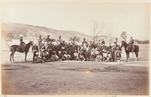 Adjoint général adjoint avec prévôt-maréchal et état-major, vers 1879