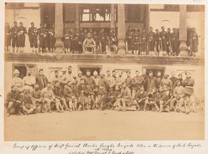 Officiers et hommes de la brigade du brigadier général Gough pris sur la place du palais de Shah Shujah, 1880 - John Burke