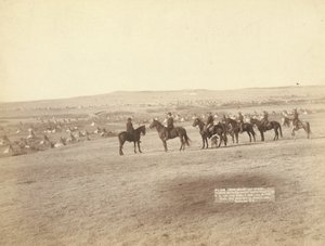 Gén. Miles et son état-major observant le plus grand camp indien hostile aux États-Unis, près de Pine Ridge - John C. H. Grabill