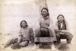 Trois adolescents Lakota en vêtements occidentaux, 1891
