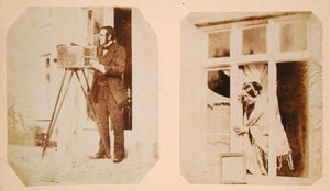 Autoportrait à gauche et Emma Thomasina Llewelyn imprimant un négatif papier au soleil à droite - John Dillwyn Llewelyn
